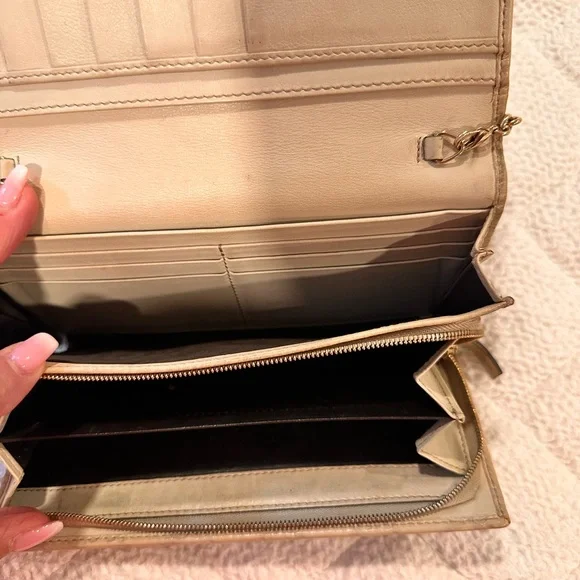 Gucci Beige Embossed Leather Clutch - Picture 9 of 10